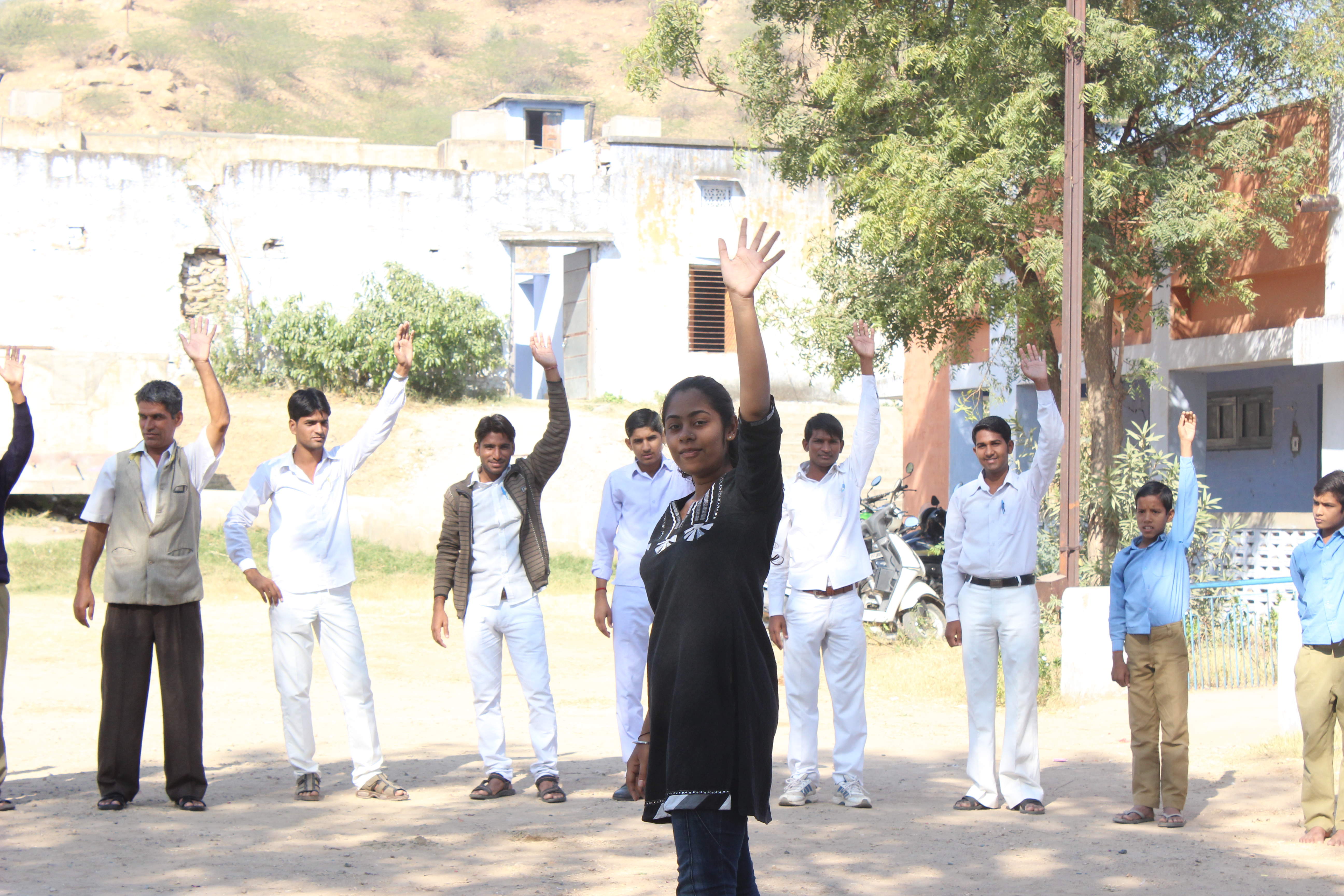 Gandhi Fellow Richa singing the boogie boogie song with kids